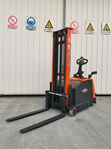 Stand-on Driving 1600-3500mm Stacker Counter Weight Chariot élévateur Cpdd-a